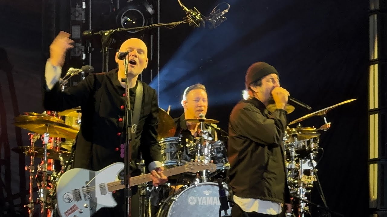 See DEFTONES’ CHINO MORENO join SMASHING PUMPKINS for “Jellybelly” in Portland