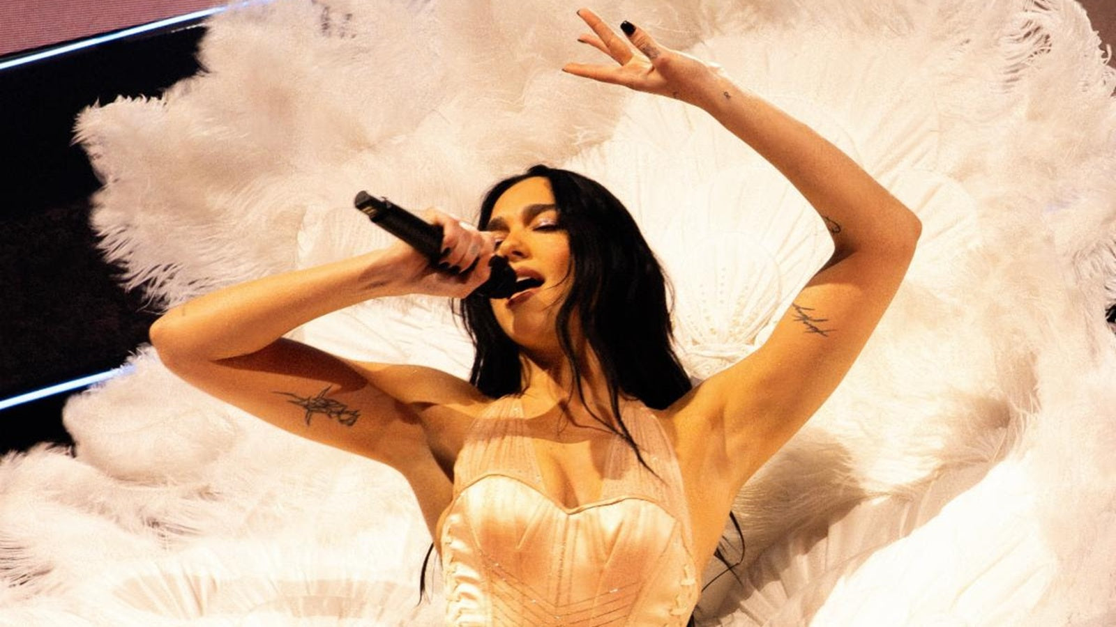 See DUA LIPA cover AC/DC’s “Highway to Hell” at Australian tour opener