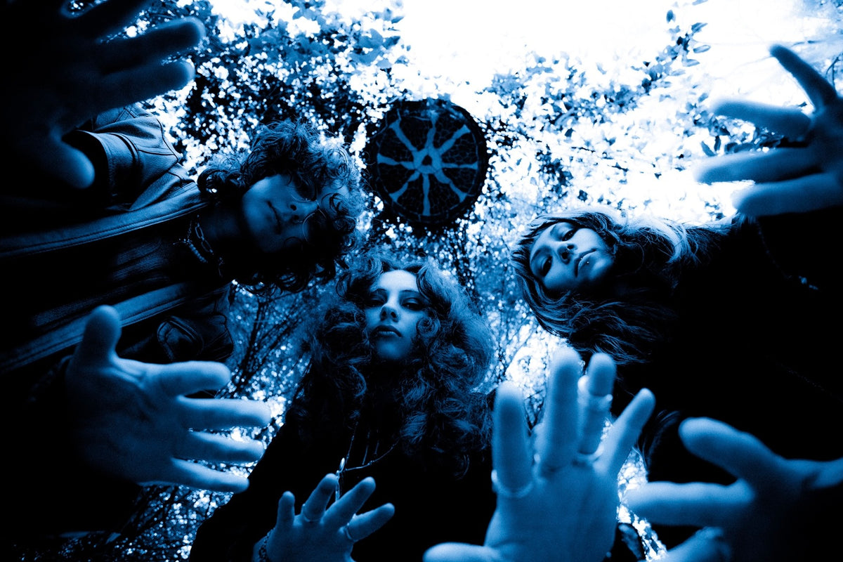 Hear “fairy-doom” trio FAETOOTH’s sludgy new song “White Noise”
