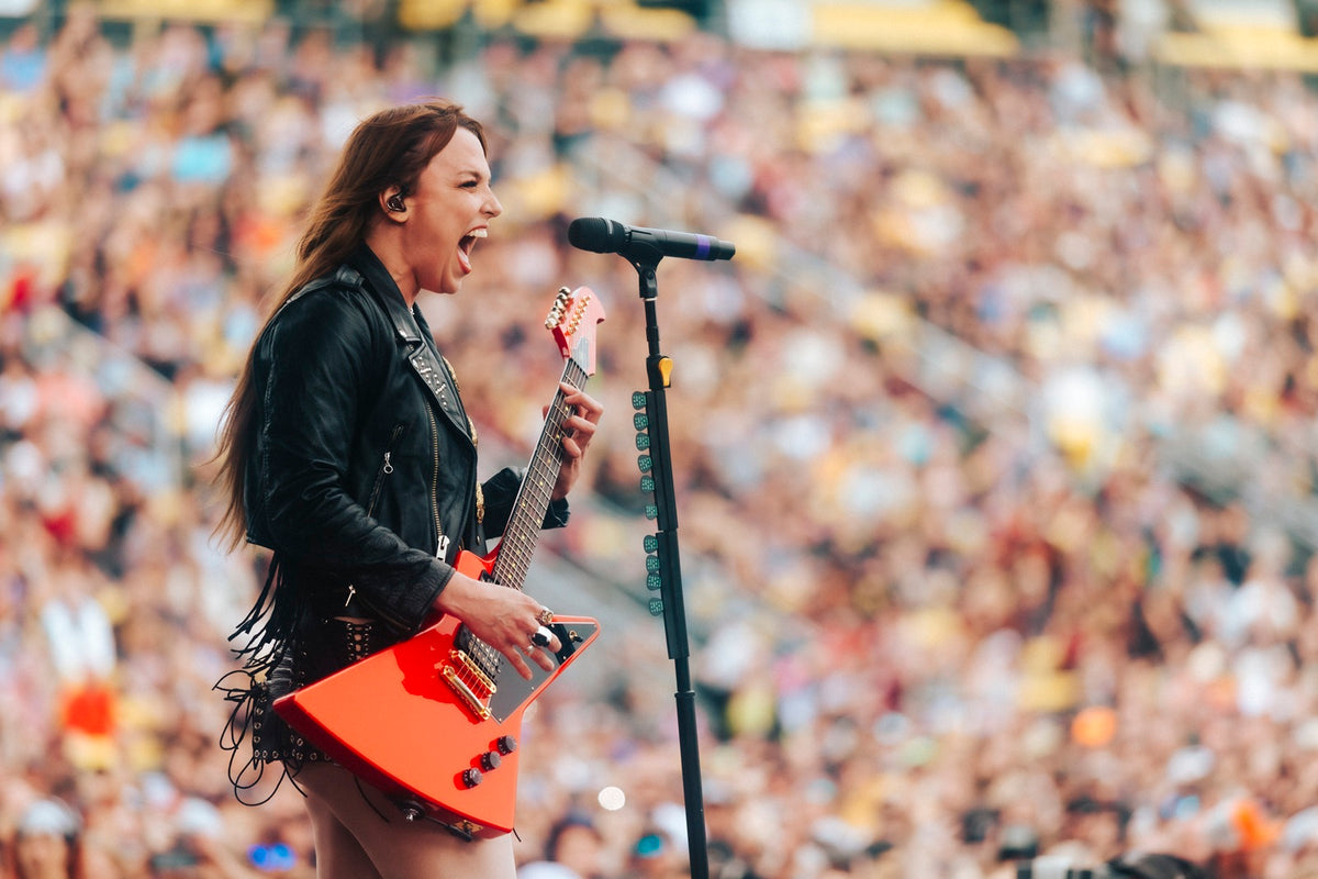 Hear HALESTORM’s LZZY HALE cover SOUNDGARDEN with TESTAMENT’s ALEX SKOLNICK