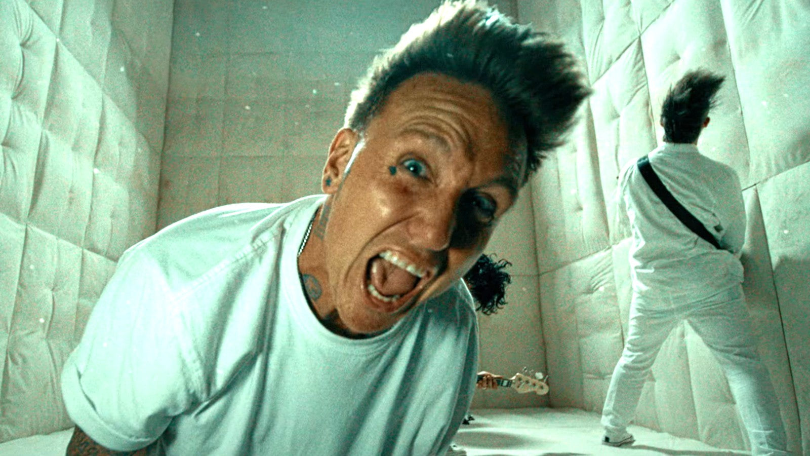 See JACOBY SHADDIX get institutionalized in PAPA ROACH’s new video for “BRAINDEAD”