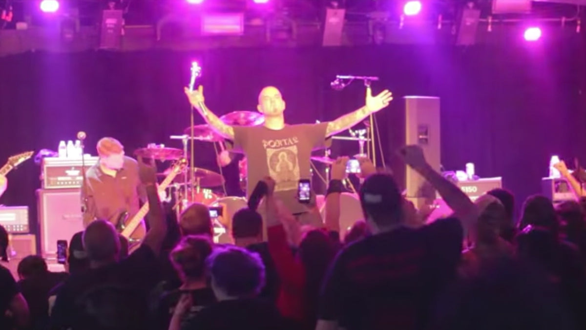 See Phil Anselmo Dedicate Intense Cover of Pantera’s “Slaughtered” to Vinnie Paul