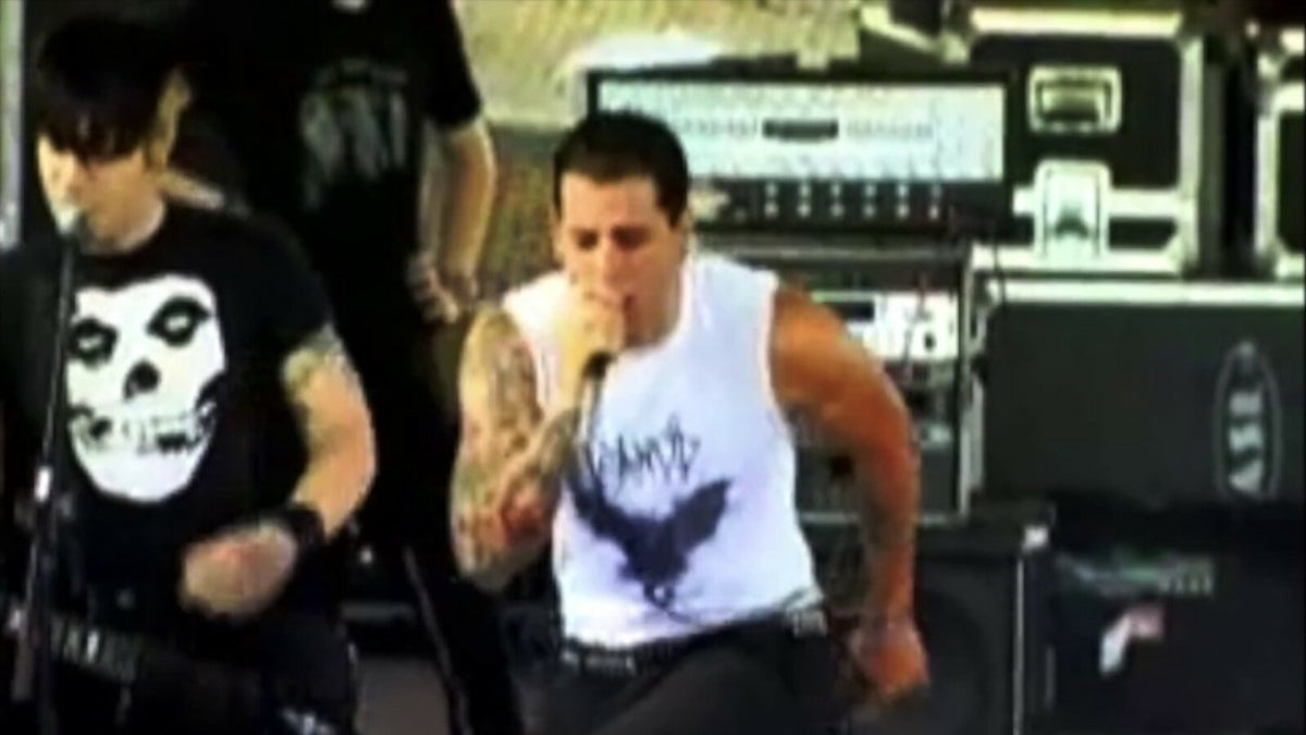 See Avenged Sevenfold Play Crushing “Unholy Confessions” Performance in 2003