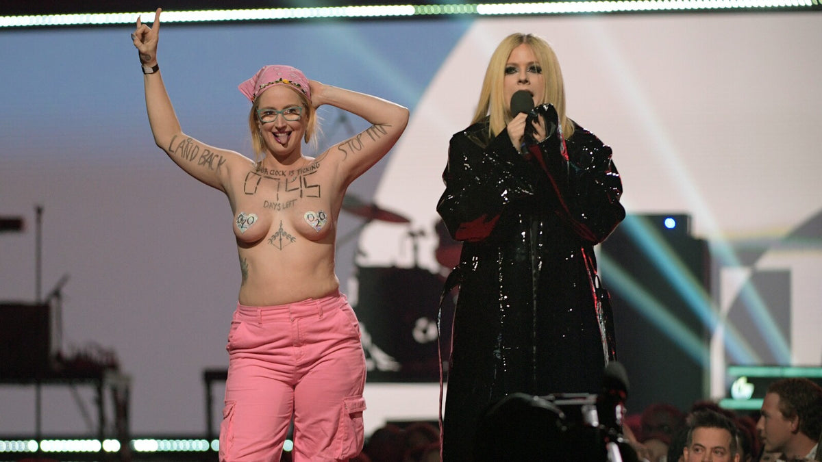AVRIL LAVIGNE to topless stage invader: “Get the fuck off, bitch”