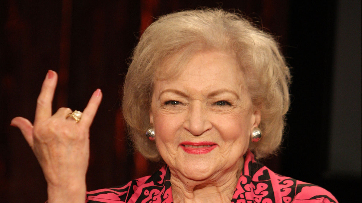 See Betty White Sing Death-Metal ‘Golden Girls’ Theme on ‘SNL’ in 2010