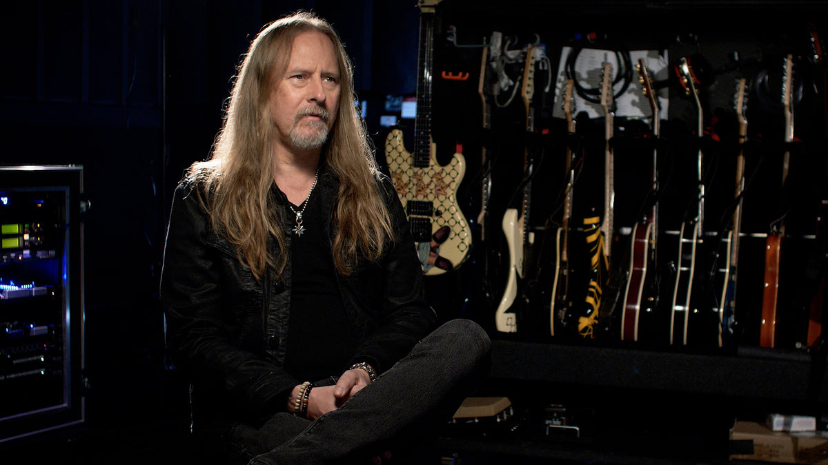 See Alice in Chains’ Jerry Cantrell Play Classic Riffs, Talk 90s Grunge, More