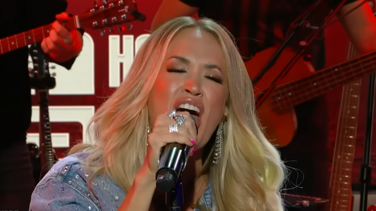 See CARRIE UNDERWOOD cover OZZY OSBOURNE’s “Mama, I’m Coming Home” on ‘Howard Stern’