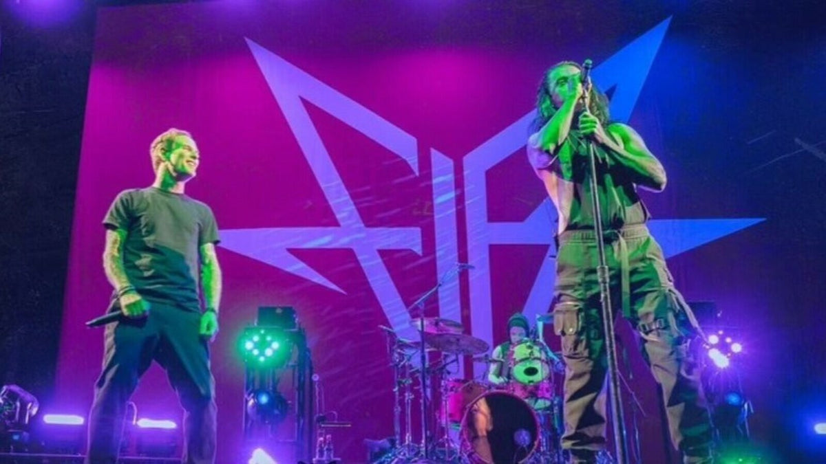 See SLIPKNOT’s COREY TAYLOR join FALLING IN REVERSE onstage to sing “Drugs”