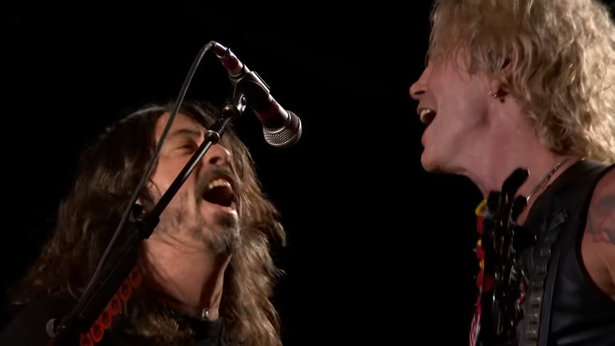 See GUNS N’ ROSES play “Paradise City” with DAVE GROHL at Glastonbury