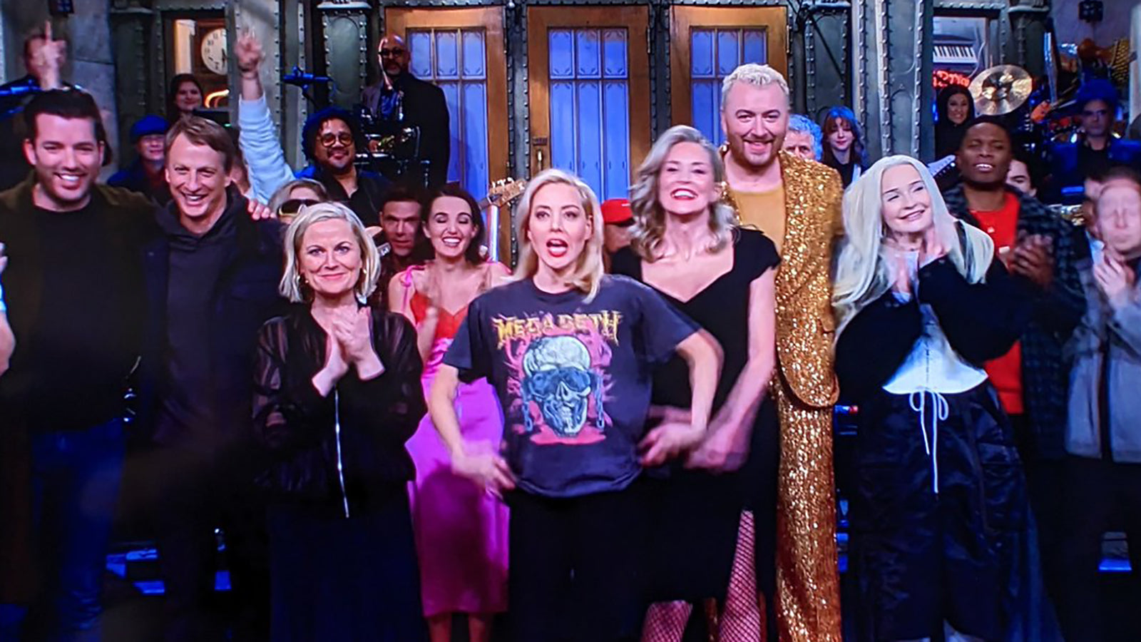‘White Lotus’ star AUBREY PLAZA rocks MEGADETH shirt on ‘Saturday Night Live’