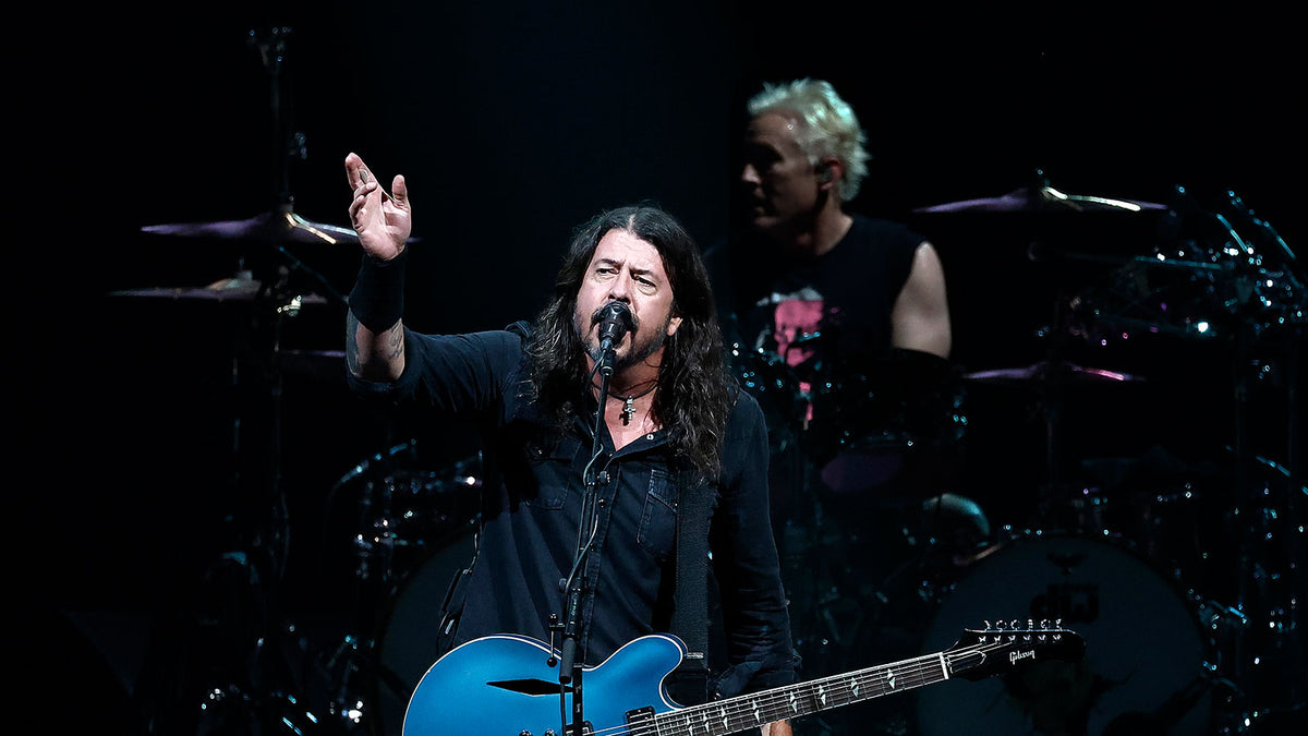 See DAVE GROHL dedicate “My Hero” to DIMEBAG at FOO FIGHTERS show in Dallas