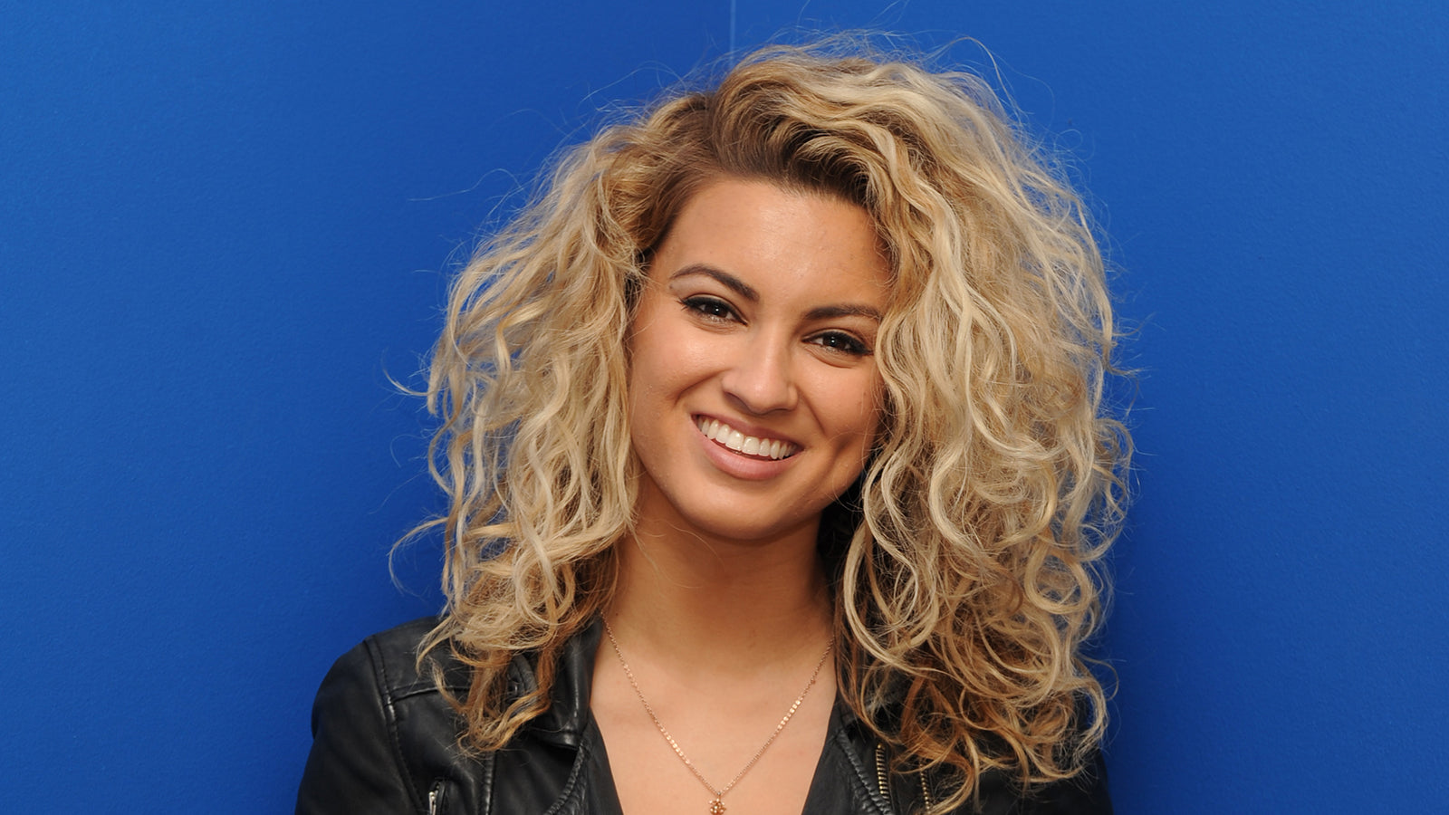 See Pop Star Tori Kelly Rock Out to Avenged Sevenfold in Pre-Show Warm-Up