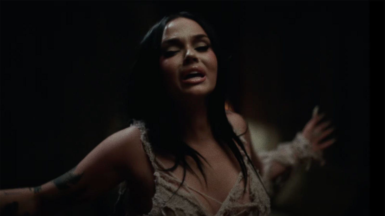 Hear MAGGIE LINDEMANN channel EVANESCENCE on new song “hostage”
