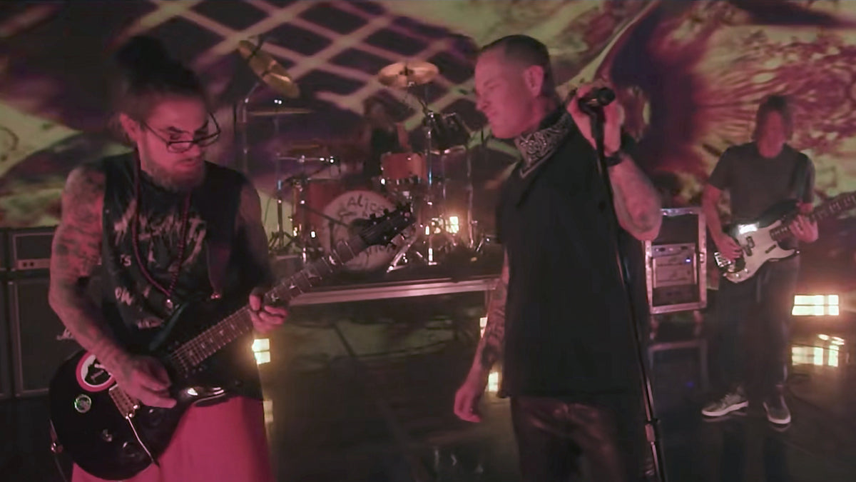 Alice in Chains: See Corey Taylor, Taylor Hawkins, Dave Navarro Cover “Man In the Box” in 2020