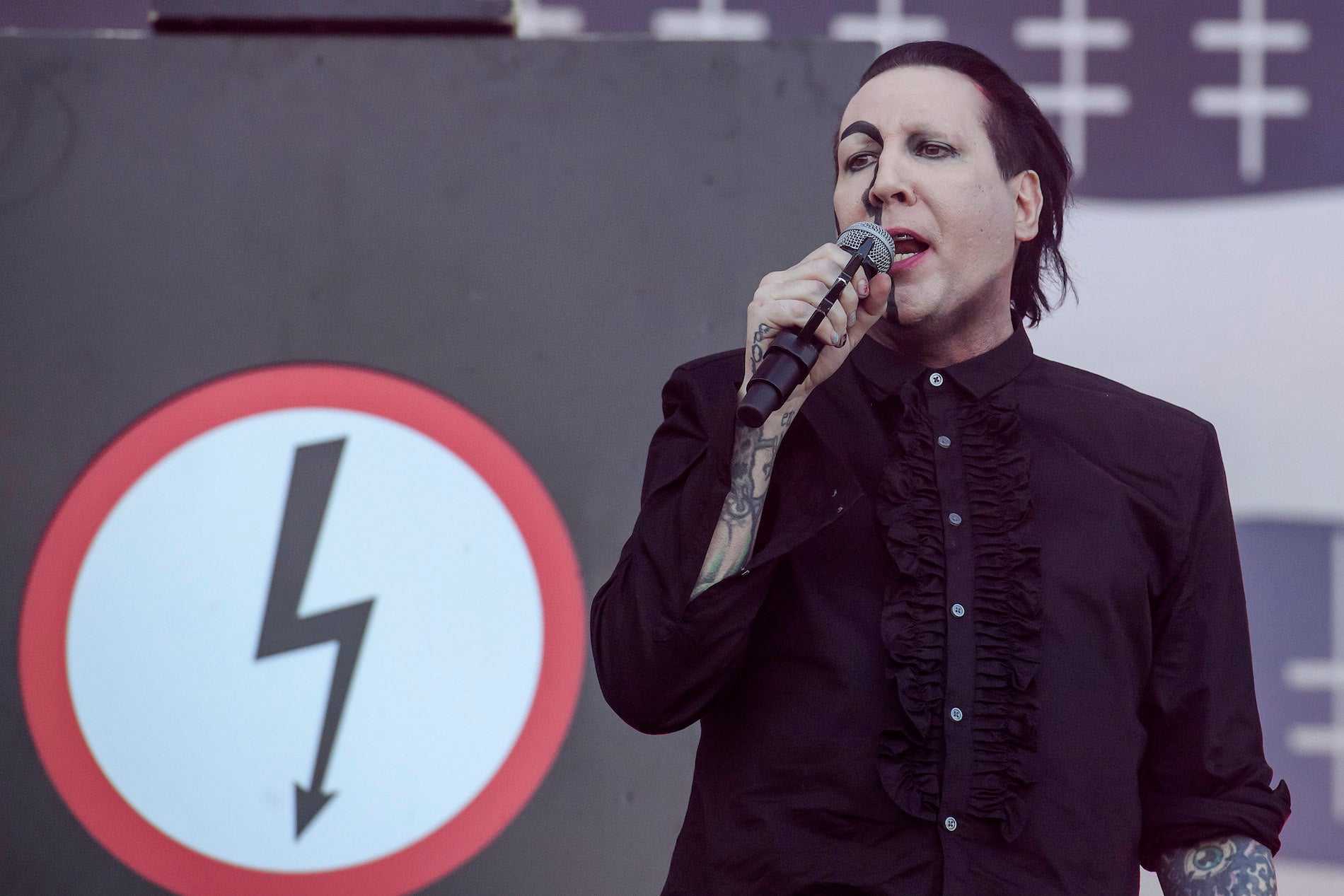 Watch Marilyn Manson Make Fan Take Off Avenged Sevenfold Shirt Onstage