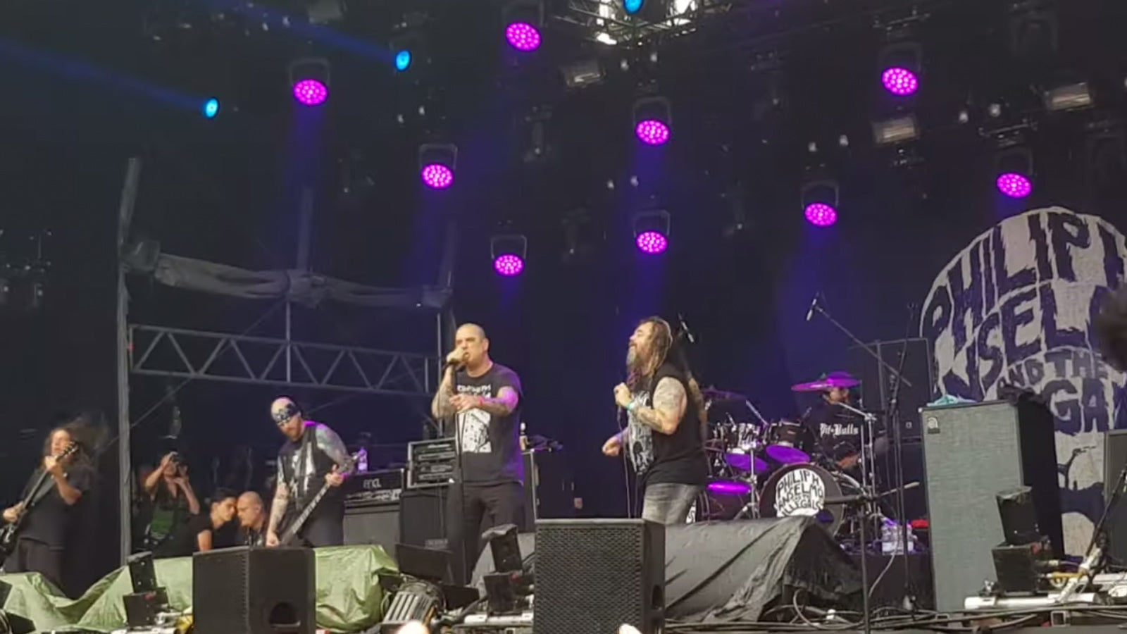 See Max Cavalera Join Philip H. Anselmo Onstage for Intense Pantera “Walk” Cover