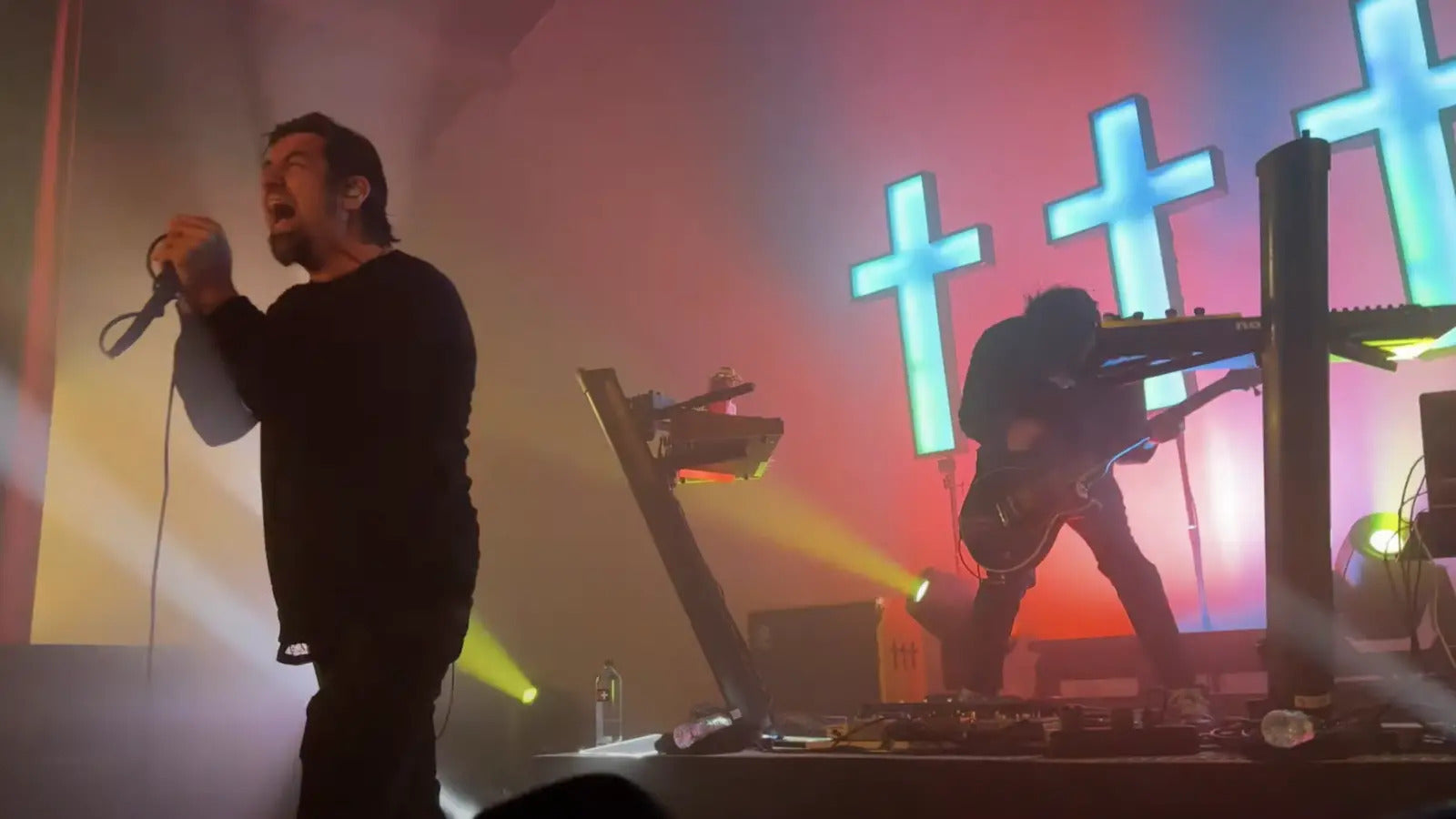 See CHINO MORENO’s CROSSES play first show in 9 years