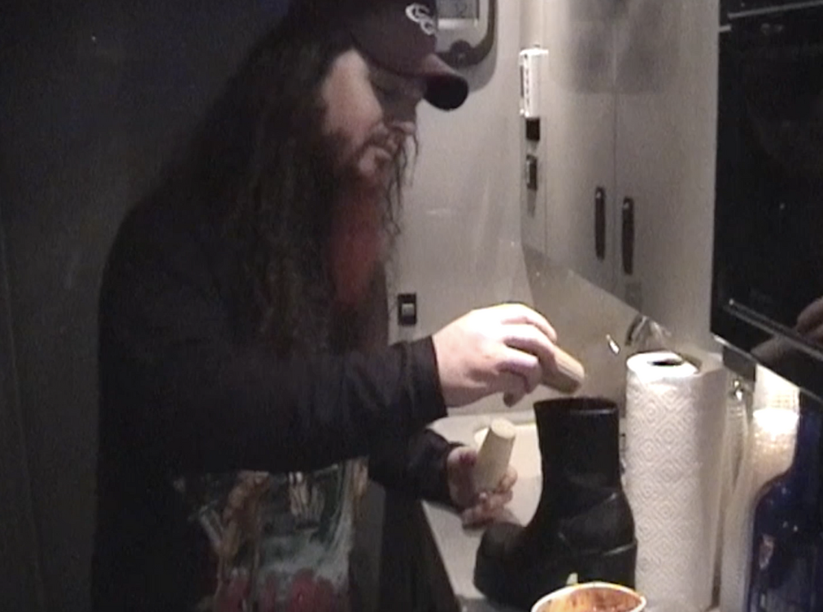 See Dimebag Darrell Pour Chili Into Boot, Microwave It in ‘Dimevision’ Prank
