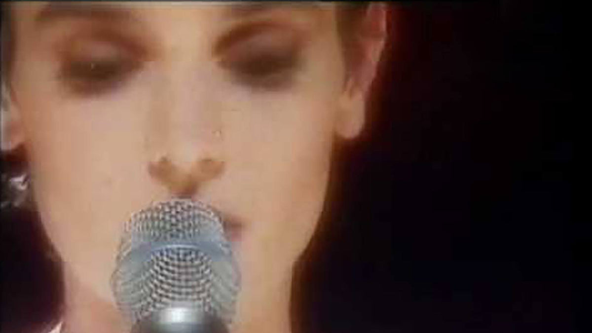 See SINEAD O’CONNOR sing stunning cover of NIRVANA’s “All Apologies” in 1995