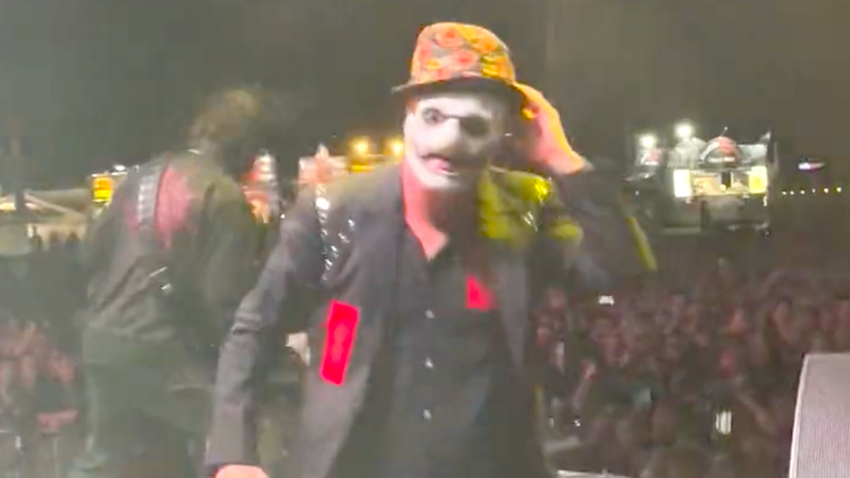 See COREY TAYLOR play SLIPKNOT show in colorful fedora