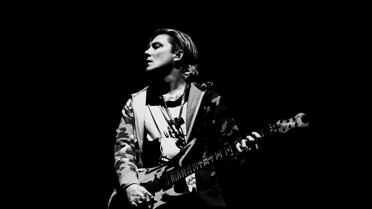 AVENGED SEVENFOLD guitarist SYNYSTER GATES suffers “pretty severe” leg injury onstage