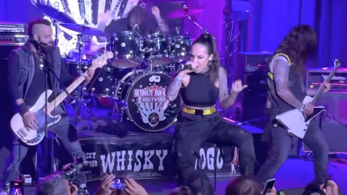See JINJER’s Tatiana Shmayluk crush LAMB OF GOD’s “Laid to Rest”