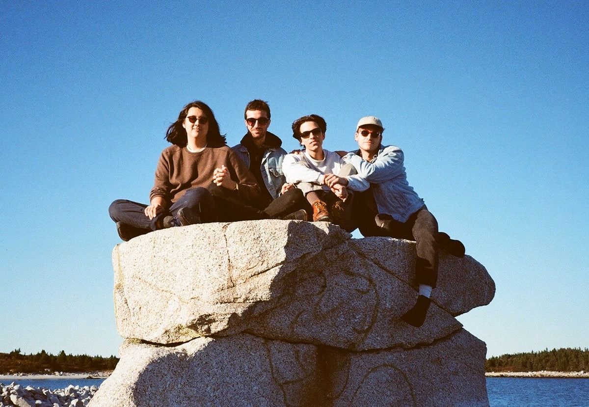 Hear Seattle’s Versing Delve Into Heavy Drone With New Song “Silver Dollar”