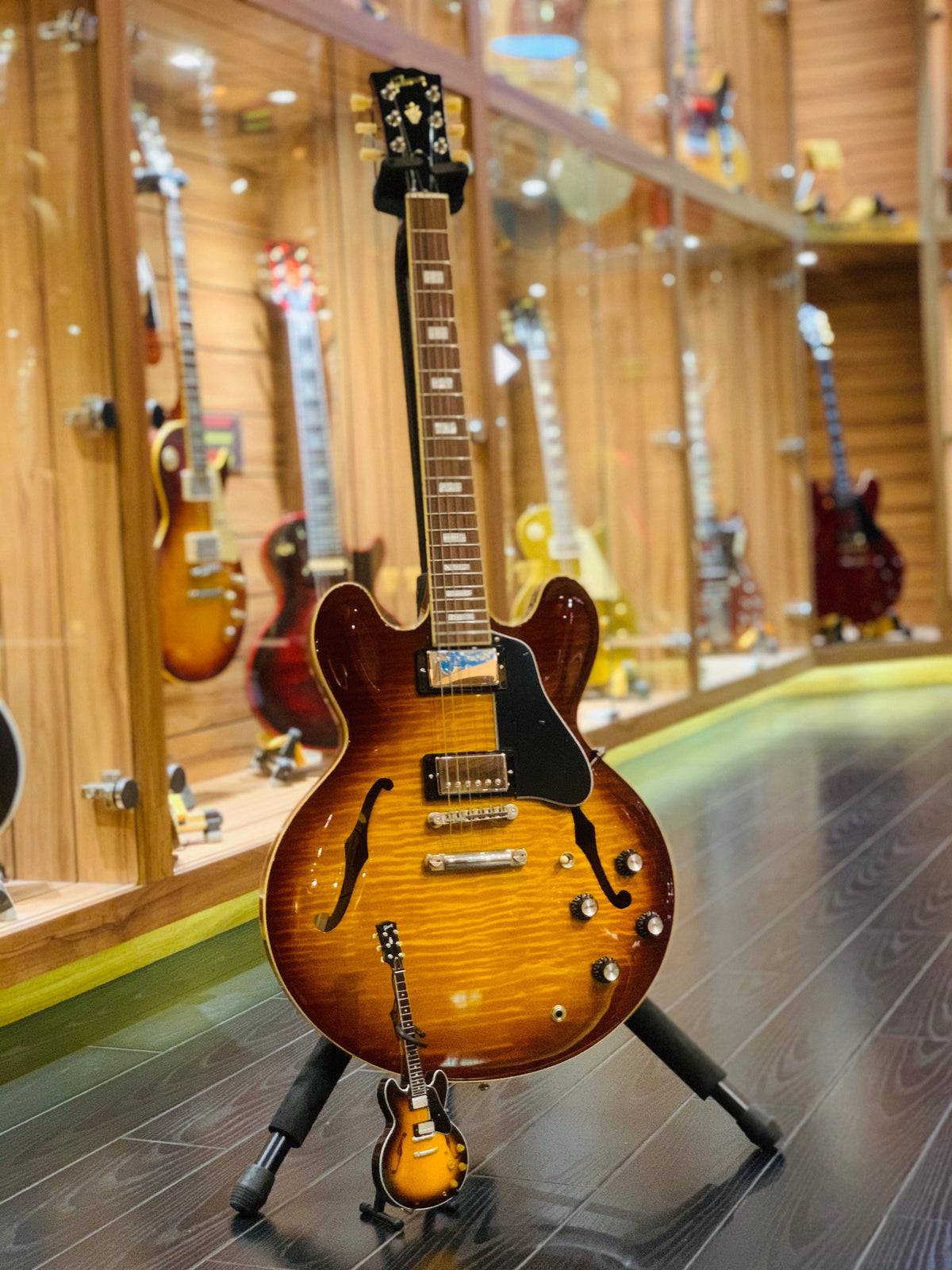 GIBSON ES-335 VINTAGE SUNBURST 1:4 SCALE MINI GUITAR MODEL