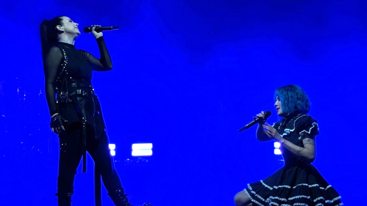 See AMY LEE and HALSEY give “Hand That Feeds” live debut in Hollywood