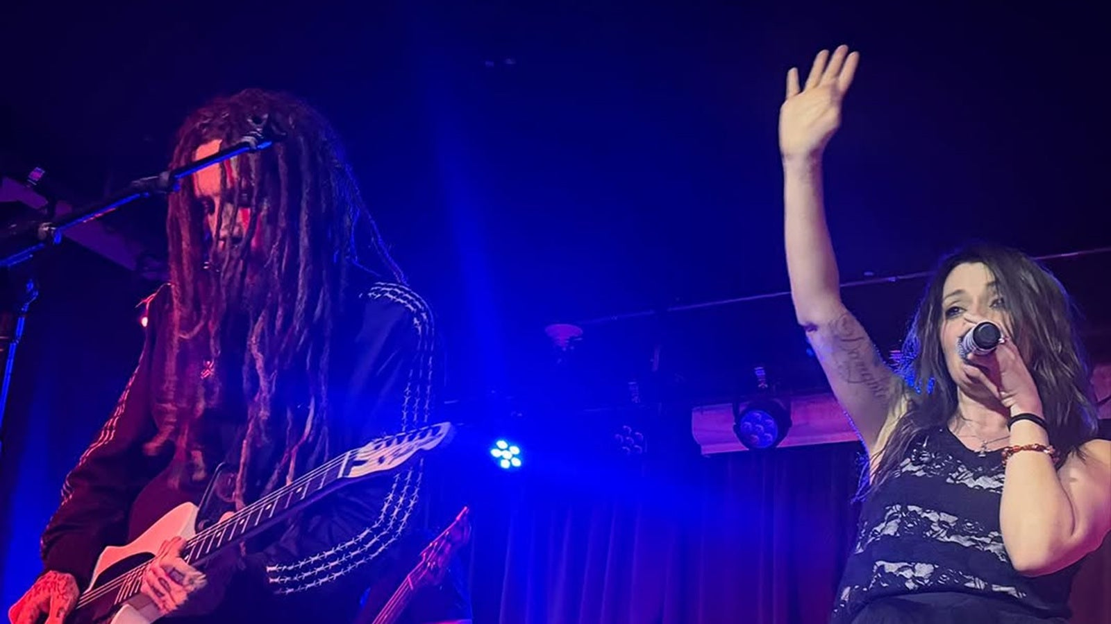 See KORN’s HEAD play “Blind” and “I’m So Sick” with FLYLEAF’s LACEY STURM