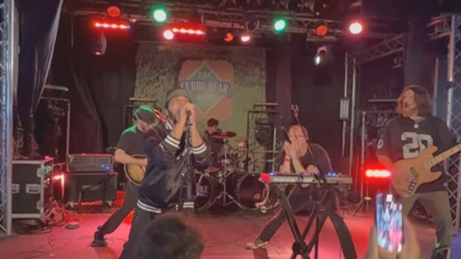 DARON MALAKIAN joins SYSTEM OF A DOWN cover band onstage in Chicago