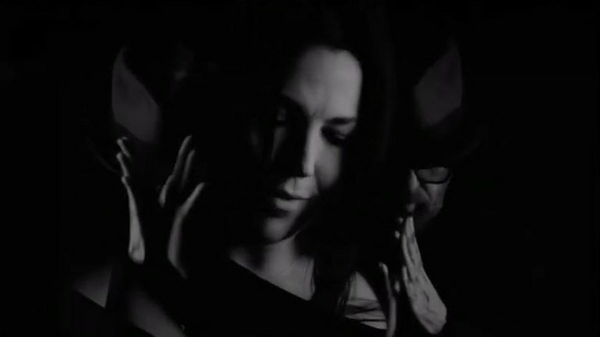 Evanescence: See Amy Lee’s Haunting Cover of Everly Brothers’ “Love Hurts”