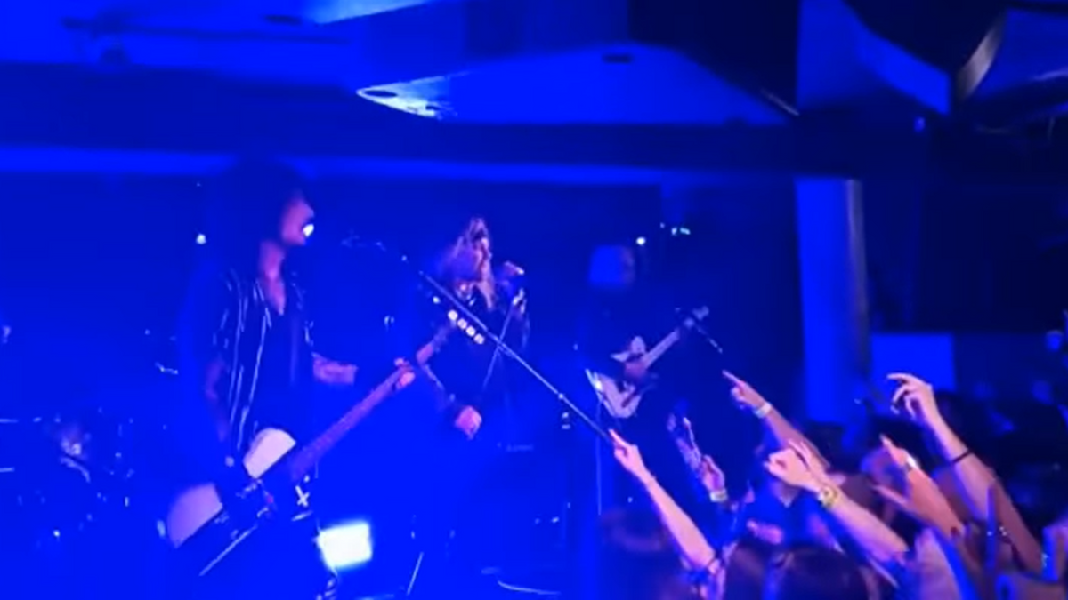 See MÖTLEY CRÜE cover BEASTIE BOYS at secret small club show