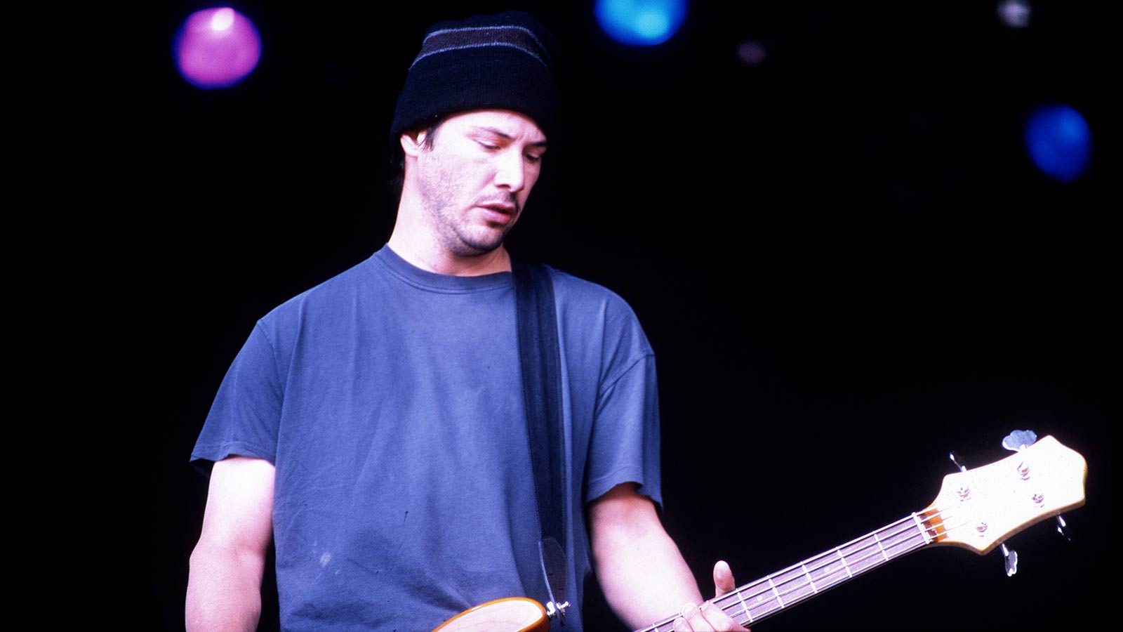 “You suck!” See KEANU REEVES’ band DOGSTAR pelted with trash at 1992 metal festival
