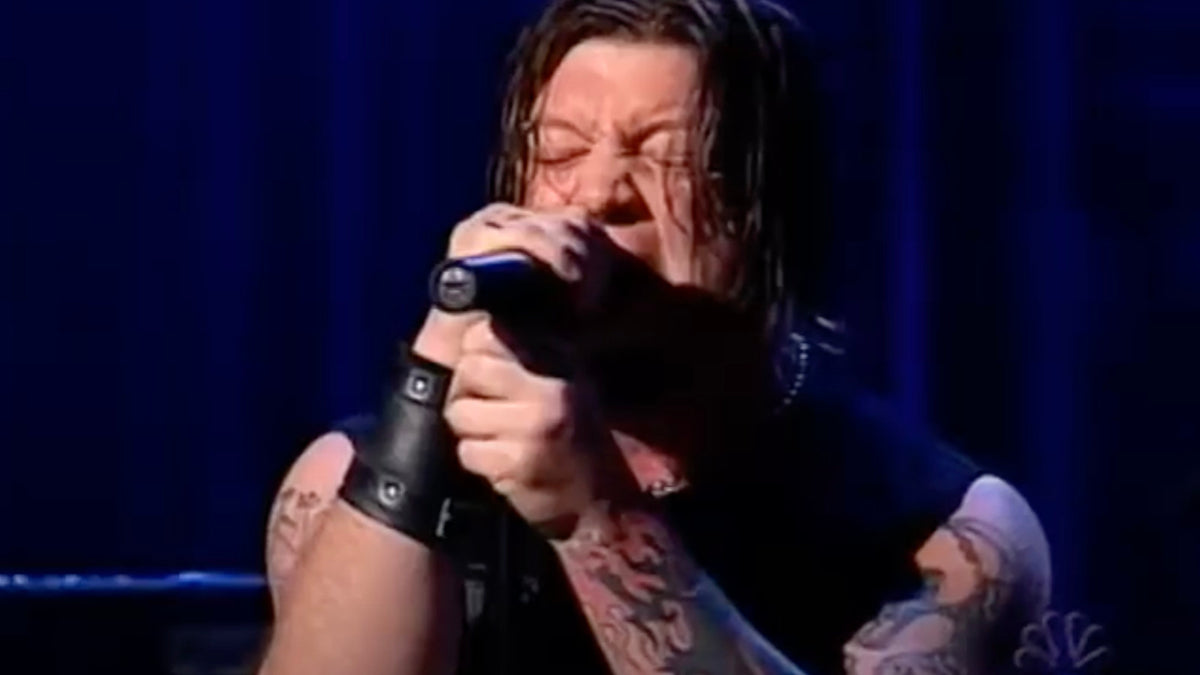 Watch Drowning Pool Drop “Bodies” on ‘Last Call With Carson Daly’ in 2002