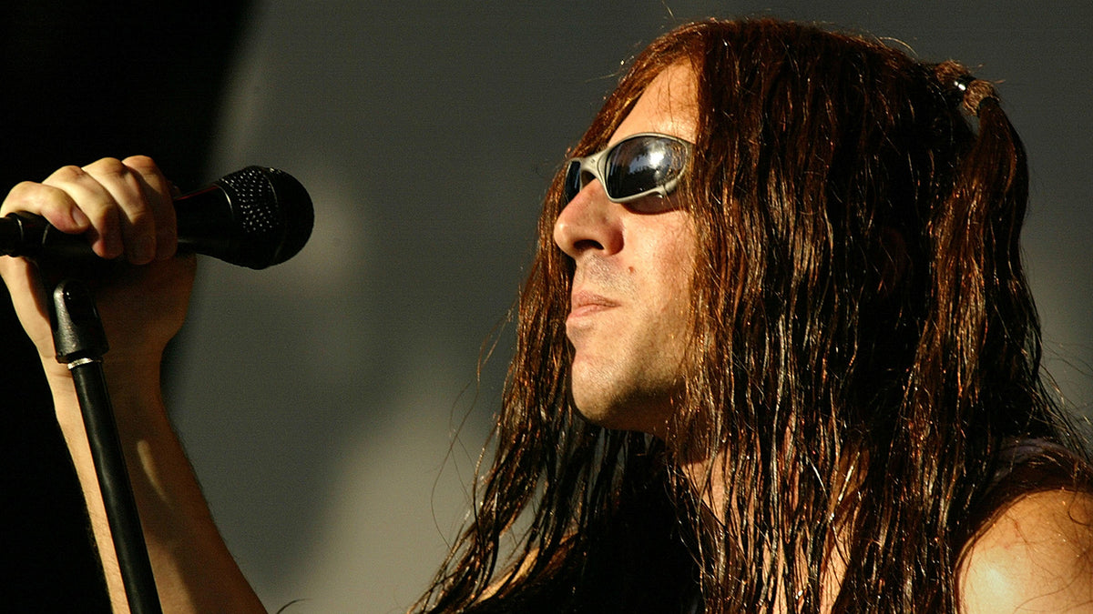 See A Perfect Circle Play Intense “The Outsider” on ‘Tonight Show’ in 2004