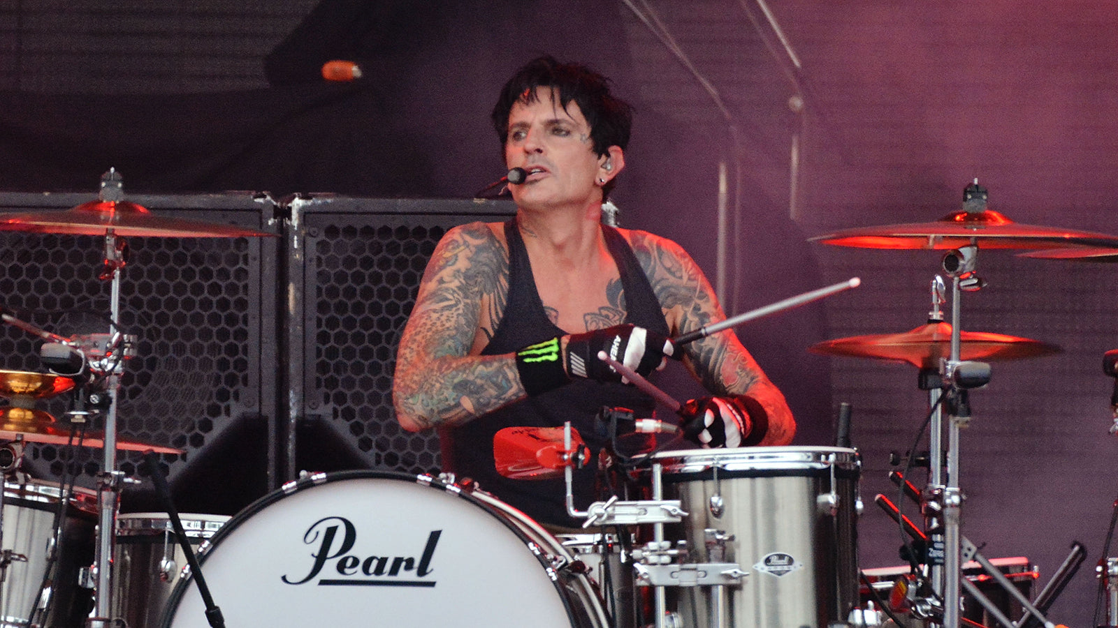 Tommy Lee’s Wife Reveals How Mötley Crüe Drummer Broke His Ribs