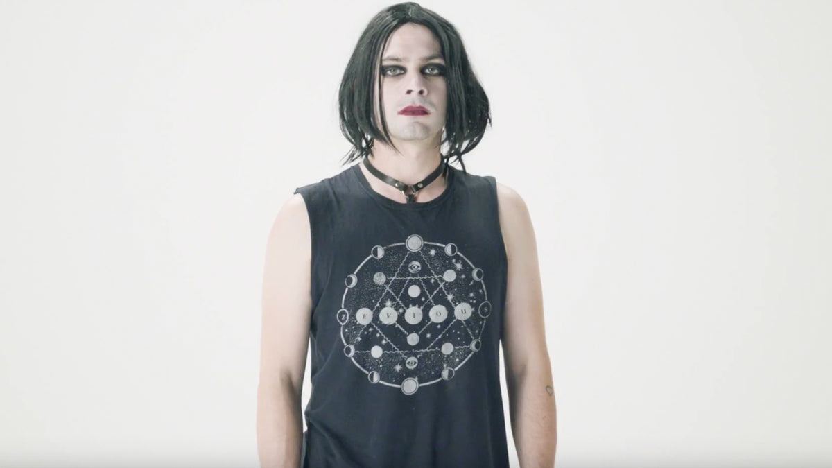 See Goth Sign Language Interpreter Throw Down With Dancers in New Netherlands Video