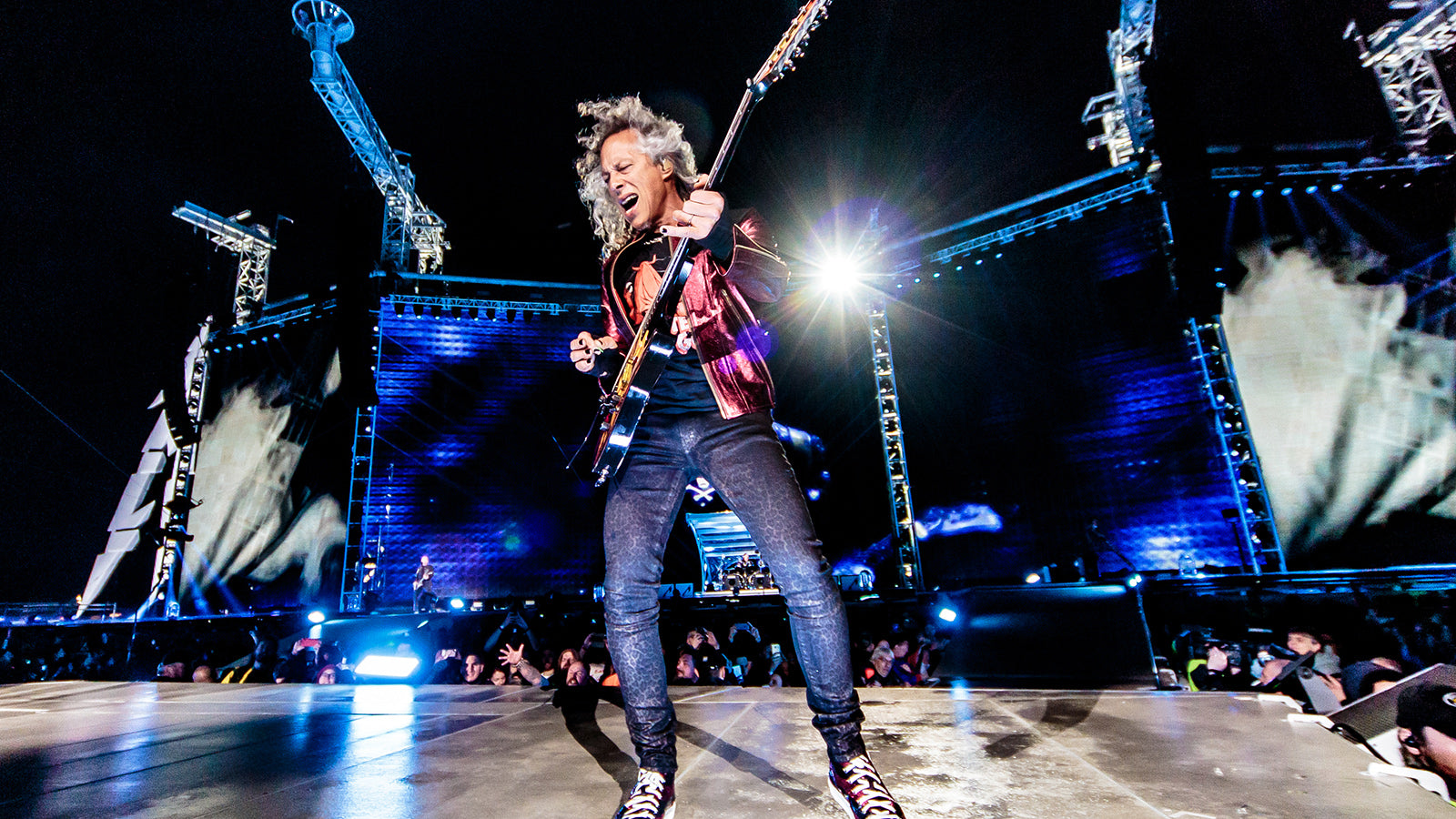 See Metallica’s Kirk Hammett Fall Onstage During Solo, Hilariously Keep Shredding