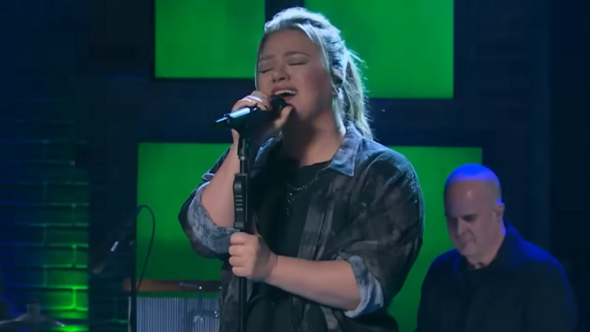 See Kelly Clarkson’s Powerful Cover of Soundgarden’s “Black Hole Sun”