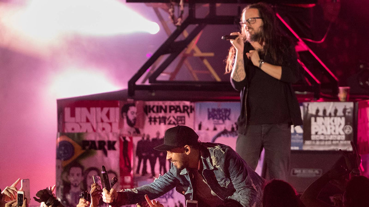 See Jonathan Davis Sing Linkin Park’s “One Step Closer” at 2017 Chester Bennington Tribute Show