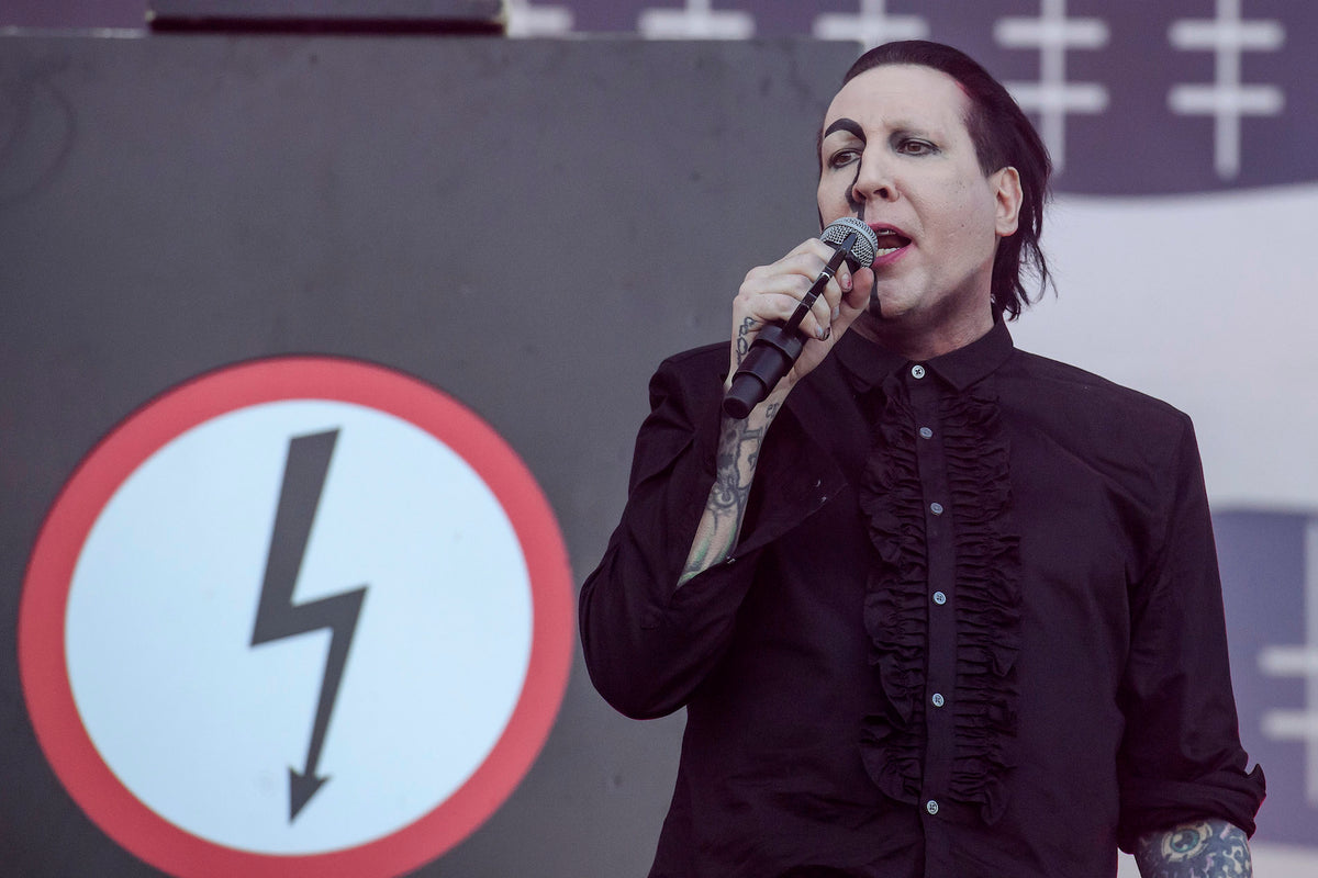 Watch Marilyn Manson Make Fan Take Off Avenged Sevenfold Shirt Onstage