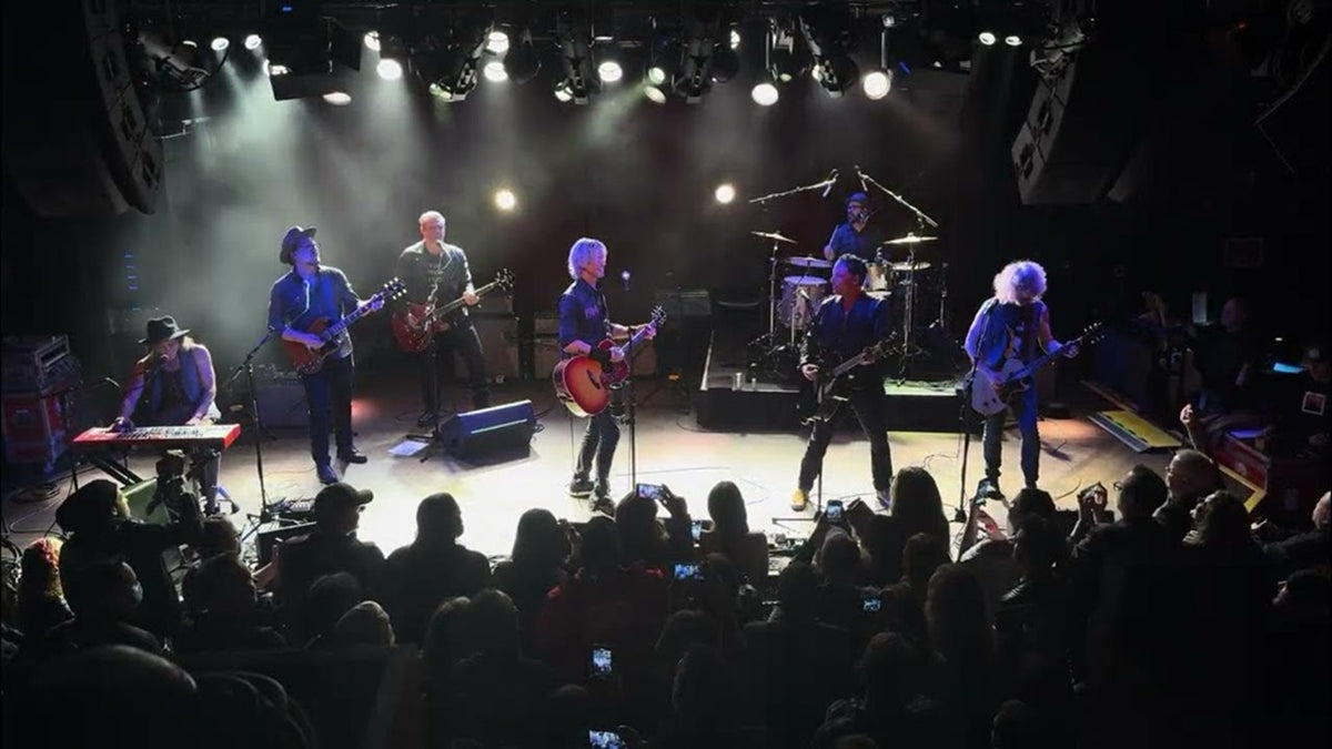 See DUFF McKAGAN duet BOWIE’s “Heroes” with WALLFLOWERS’ JAKOB DYLAN