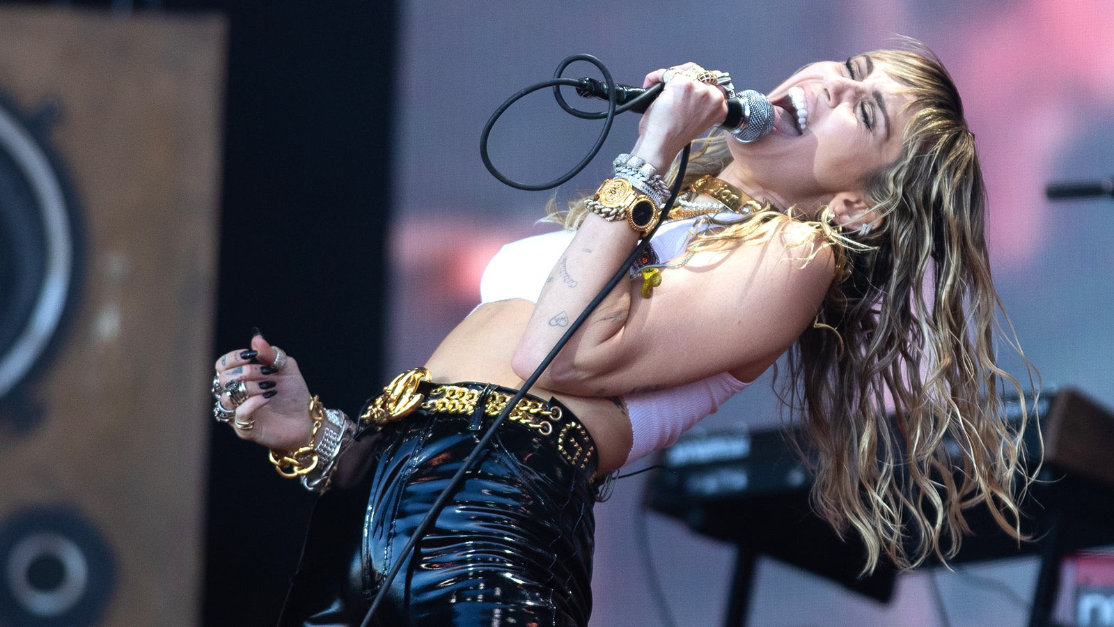 Miley Cyrus Covers Metallica, Nine Inch Nails at Glastonbury Festival