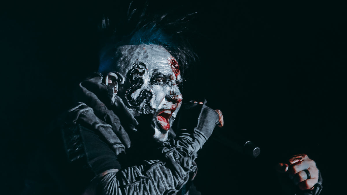 See Mudvayne’s Chad Gray Fall Offstage While Singing “Not Falling”