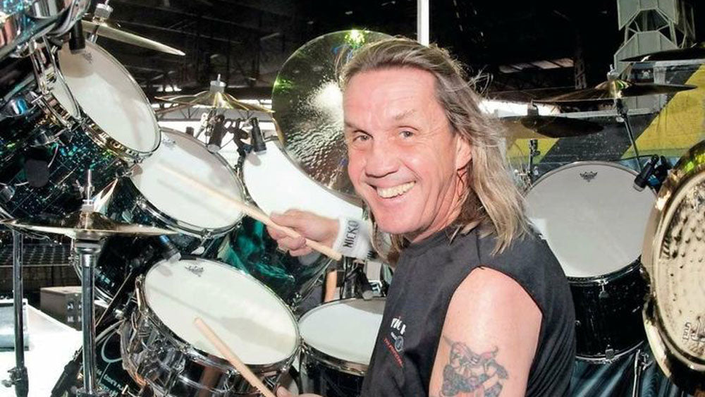 IRON MAIDEN drummer NICKO MCBRAIN announces new memoir ‘Hello Boys and Girls!’