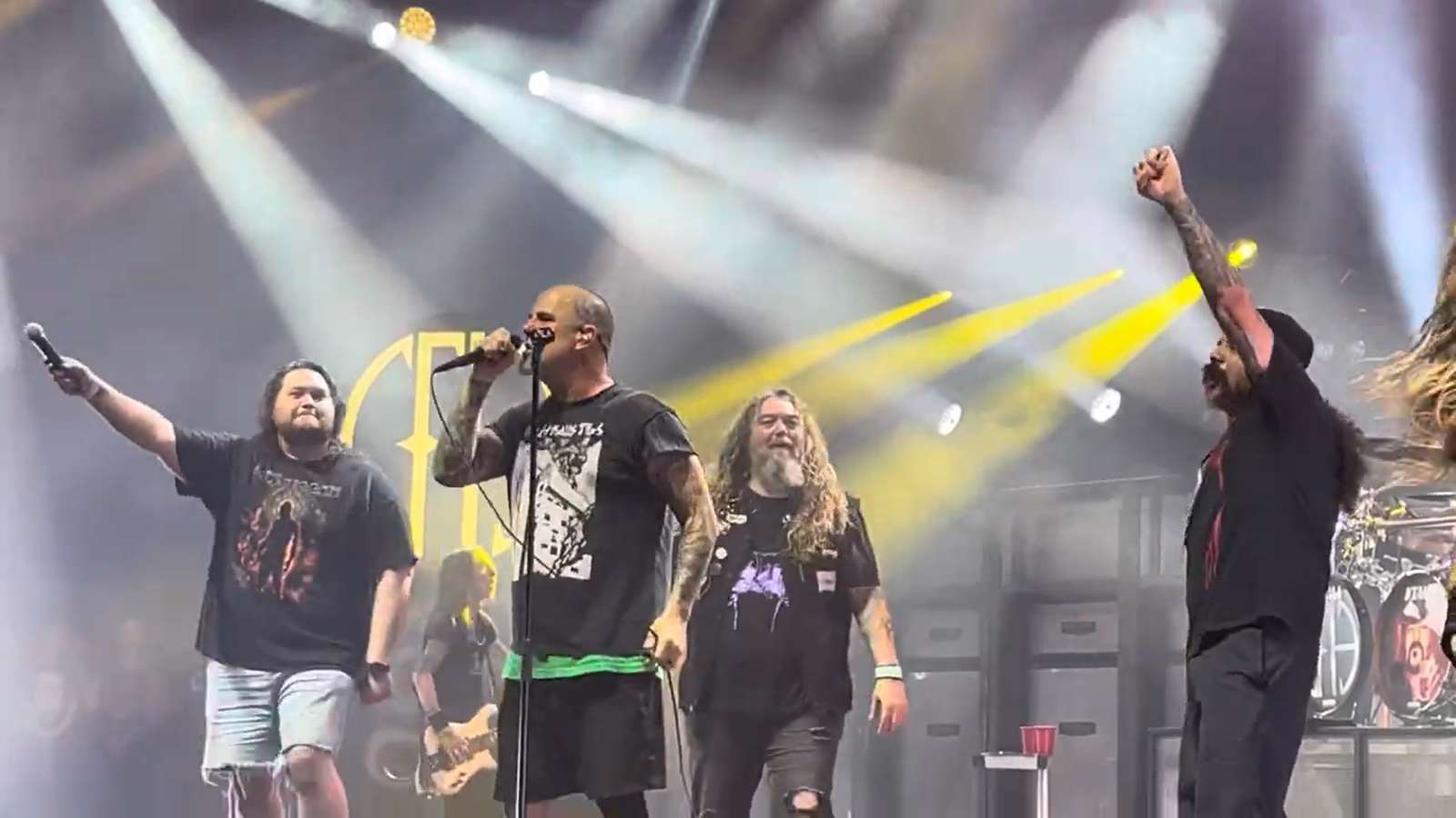 See PANTERA play “Walk” with MAX CAVALERA and WOLFGANG VAN HALEN