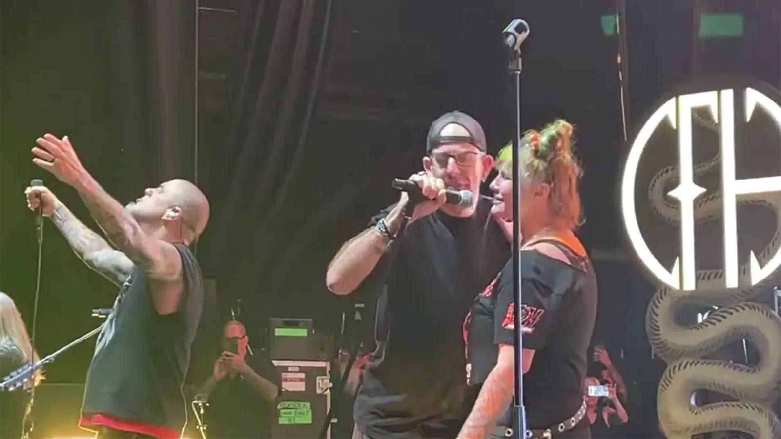 See PANTERA play “Walk” with LAMB OF GOD’s Randy Blythe and DIMEBAG’s girlfriend Rita Haney