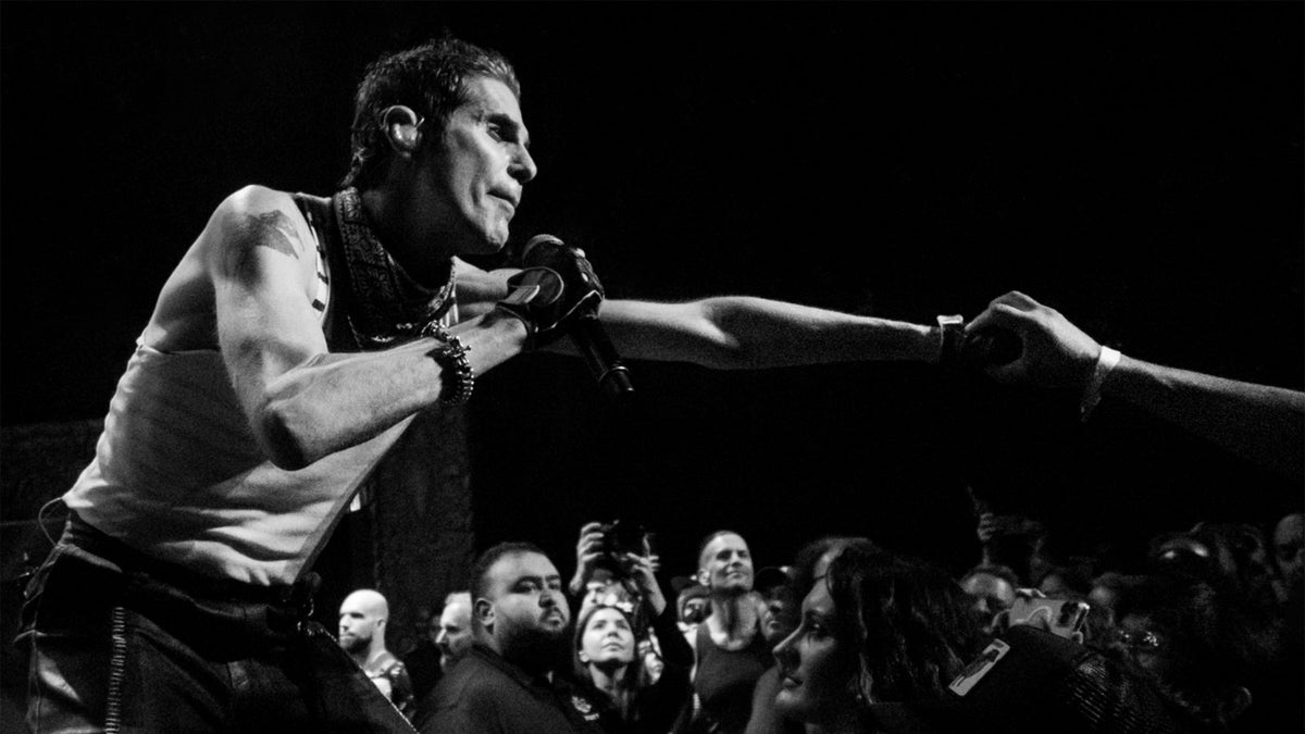 PERRY FARRELL talks PORNO FOR PYROS farewell tour, new song and more