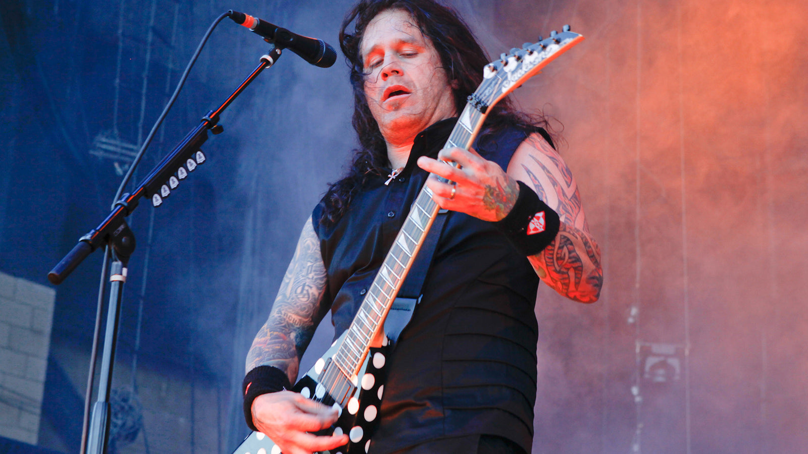 See Phil Demmel Nearly Scalp Stage-Diving Fan With Guitar During Vio-lence Show